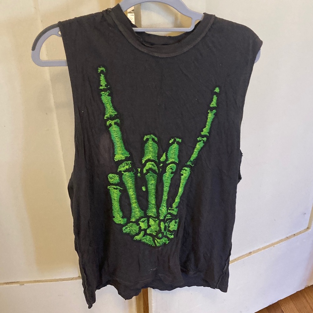 Unif Skeleton Hand Graphic Tee